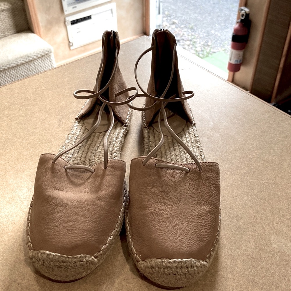 NWOT Eileen Fisher Lace up espadrille tan women’s size 8
